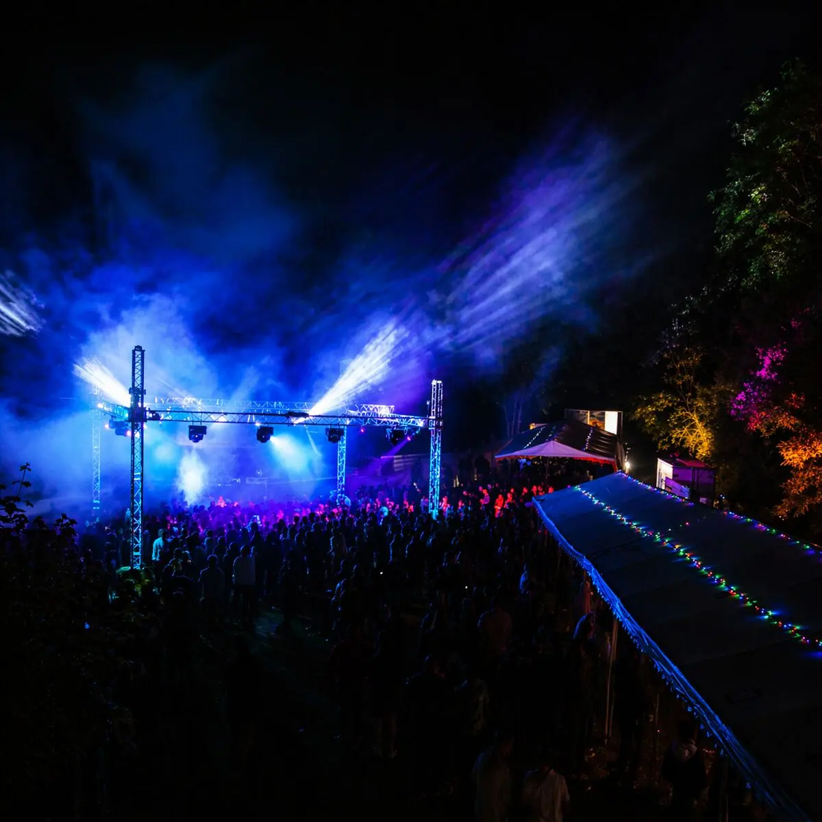 Bühne mit blauer Lichtshow im Nebel