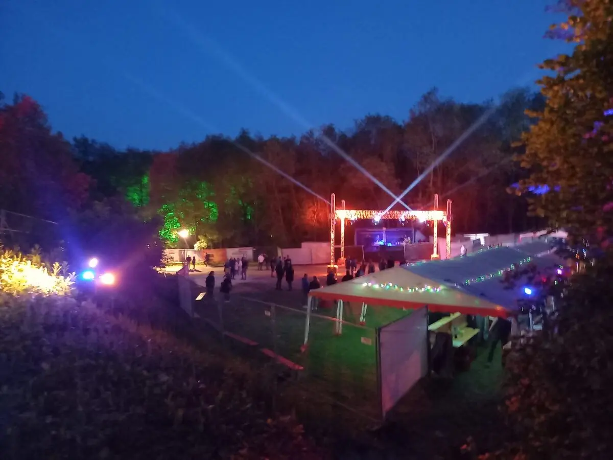 Lichtshow über dem Gelände bei Dämmerung
