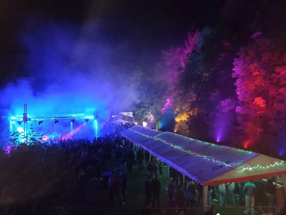 Laser und Nebel über dem Gelände