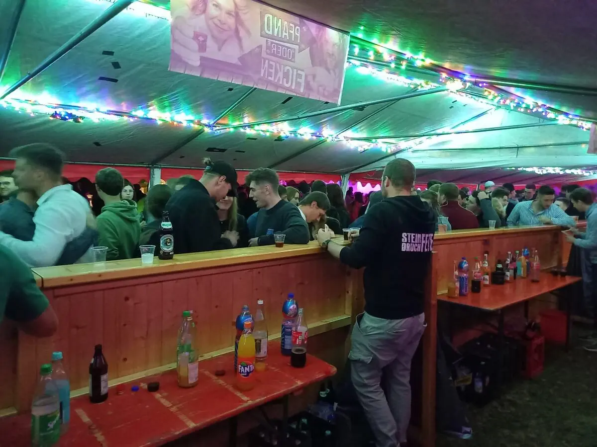 Volle Bar im Zelt