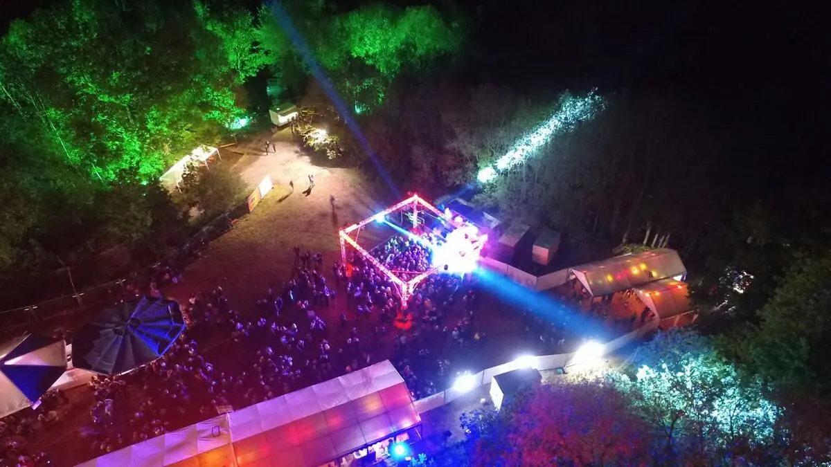 Drohnenblick auf die Party