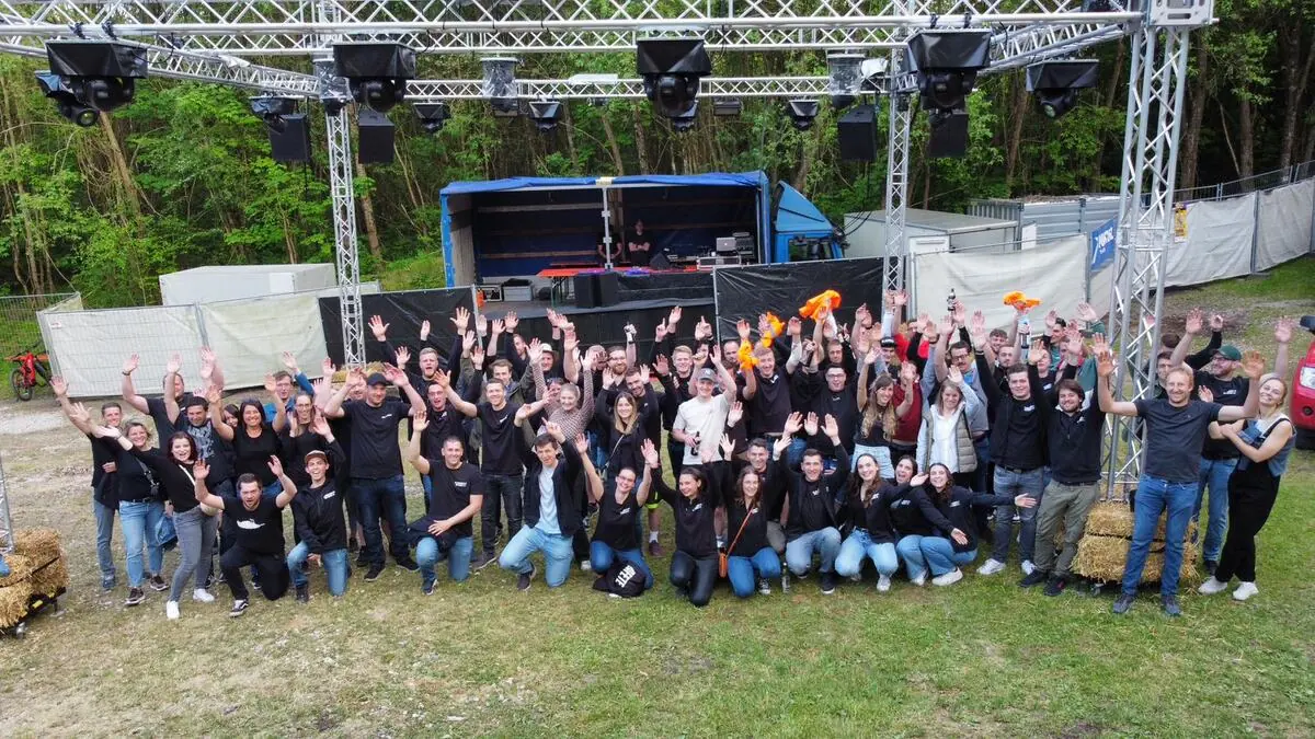 Gruppenfoto vor der Bühne